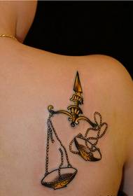 Vacker axel-ser Vågen tatuering mönster bild