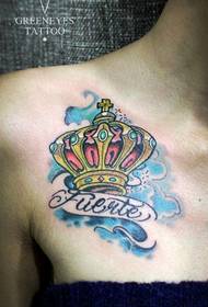 Na ramenu leđa boja kruna tetovaža uzorak