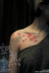 Tatuaje de plumaj floroj sur la ŝultro de bela virino