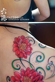 Mụ nwanyị otu ifuru ubu peony tattoo