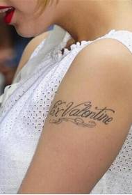 Европейските и американските красиви рамене на жените са ясни и красиви снимки на английски татуировки