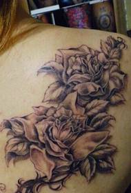 Mergaitės pečių gėlių tatuiruotės modelio paveikslėlis