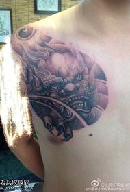 Узорак тетоваже злог каменог лава на рамену