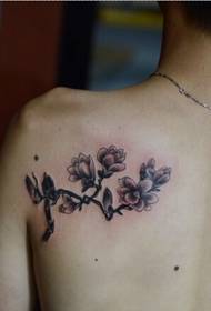 Красиво виглядає татуювання орхідеї на задньому плечі