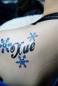 Kaunis kaunis lumihiutale kirjaimilla tatuointikuvilla kauniiden naisten harteilla