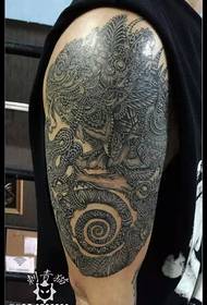 Modello tatuaggio totem serpente spalla