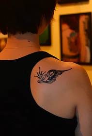 Immagine di tatuaggio di moda creativa di spalla