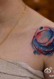 Na ramenu šaren van Gogh tetovaža uzorak