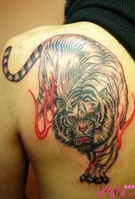 Слика слике задњег рамена, крвава тигрова тетоважа