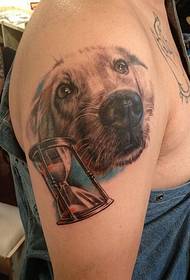 Bella e simpatica immagine del modello del tatuaggio della testa di cane sulla spalla destra