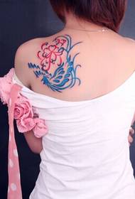 Hermosa nena ombreiro de aspecto fresco boa foto de tatuaje de Phoenix