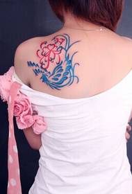 Mooi meisje schouder fris ziet er goed uit Phoenix tattoo foto