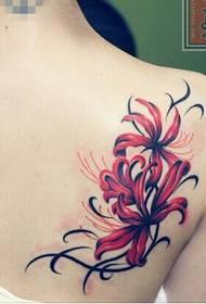 Immagine sexy del modello del tatuaggio del fiore delle spalle della ragazza bella