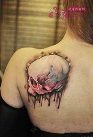 Dromerige kleurrijke roze schedel schouder tattoo foto
