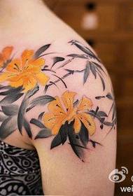 Mooie kleine schattige kersenbloesem-tatoeage op de schouder