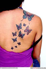 Tato kupu-kupu yang indah di bahu seorang gadis