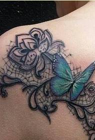 Immagine alla moda di xin del modello del tatuaggio della rosa della farfalla delle spalle femminili alla moda