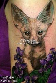 Симпатичный милый щенок с узором в виде татуировки