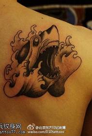 Gran patrón de tatuaxe de tiburón nas ondas