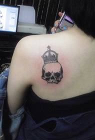 Ragazza spalla corona craniu moda tatuaggi ritratti