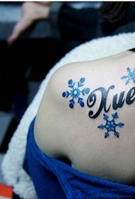Tytöt hartiat muoti melko hyvän näköinen värikäs lumihiutale tatuointi kuvia