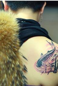 Le spalle posteriori di bellezza adattano la bella immagine di bambù del tatuaggio del calamaro