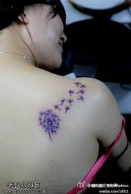 Padrão de tatuagem de dente de leão bonito roxo ombro