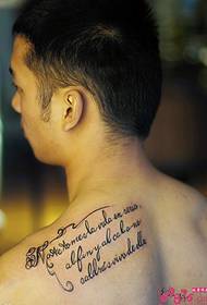 Immagini di tatuaggio di testo inglese sulla spalla