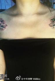 Kersenbloesem-tatoeage op de schouder
