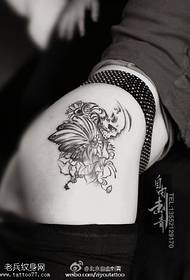 Na ramenu jednobojni ukrašeni mali svježi uzorci tetovaže krizantema