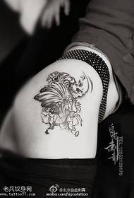 Ko te peera monochrome i whakaitihia he tauira tattoo chrysanthemum hou