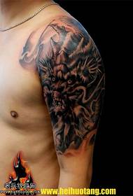 Schouder, wolken, zwarte draak tattoo patroon