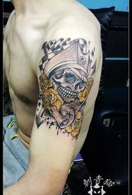 Klasika tatuaje-skemo de pirataj kranioj