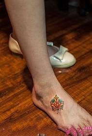 Images de tatouage sur le cou-de-pied fraîches et belles
