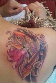 Pêdivî ye ku pêlên bedewiyê li ser nîgarê tattooê squid zêrîn