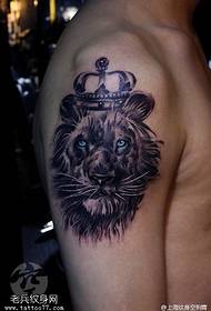 Dominerende Lion King Tattoo Pattern