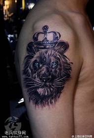 Намунаи шери шоҳ Tattoo Domineering