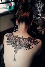 Modna ženska zadnja ramena čudovita slika rožnega cvetja tatoo