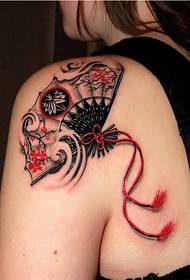 Stílusos női váll szép látszó rajongó tetoválás mintás képet