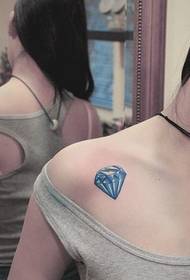 Foto e shpatullës së një gruaje tatuazh diamanti me tatuazhe diamanti