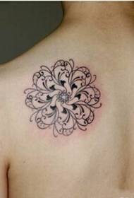 Jongen Schëlleren elegant ausgesinn Blummen Totem Tattoo Biller