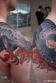 肩膀经典的乌鸦纹身图案