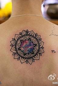 Pečių žvaigždėto dangaus spalvos saulės gėlių tatuiruotės modelis