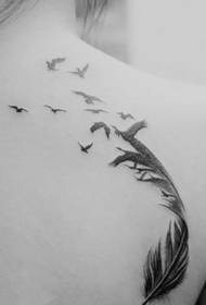 Dievčenské rameno a zadné perie tetovanie z peria perie