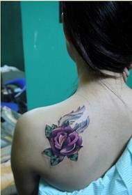 Kaunis ja kaunis näköinen värikäs ruusu tatuointi kuva