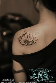 Mtundu wakuda ndi woyera wamitundu itatu wa lotus tattoo