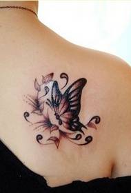 Spalle femminili con belle foto di tatuaggi