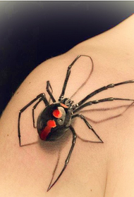 Красива и красива снимка за татуировка на паяк на рамото