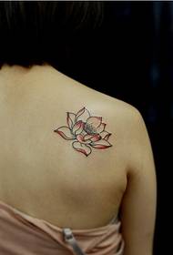 Раменете на момичето са прости и красиво изглеждащи снимки на татуировки на лотос