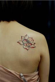 He māmā a he pokole hoʻi nā poʻohiwi o ke kaikamahine i nā kiʻi tattoo lotus